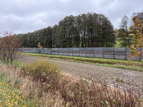 Na hraničním pásu NDR: Stromy, plot, příkop, zápalka, kontrolní cesta