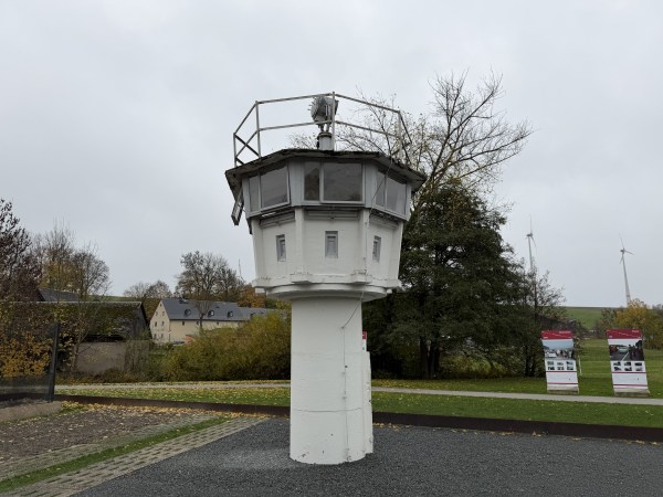Hraniční věž NDR bez pilíře, hranatá, s ambity, okny a světlometem za zábradlím na střeše