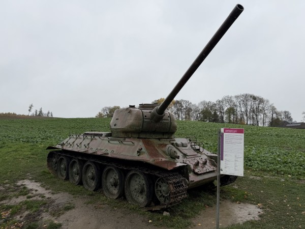 Hlavní bojový tank T-34/85 se zdviženou hlavní na poli