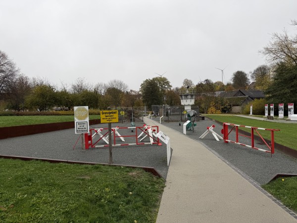 Různé zábrany se zobrazovaly blízko sebe. Můžete vidět značky, brány, světlomety a protitankové zátarasy.