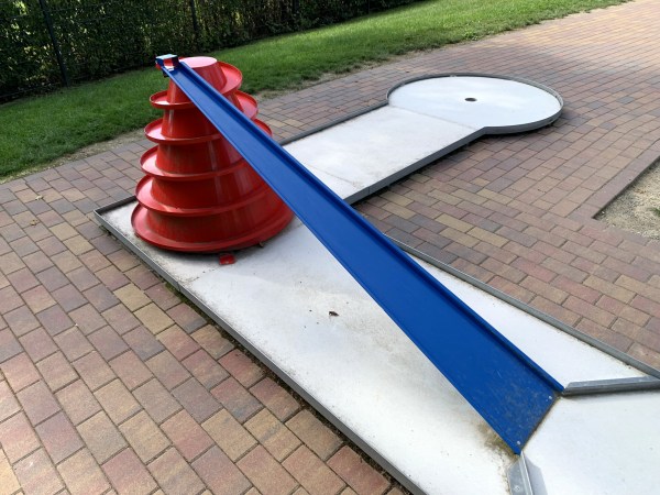 Minigolfbahn im rechten Winkel mit nach oben hin schmäler werdender blauer Rampe, übergehend in eine rote Abwärtsspirale