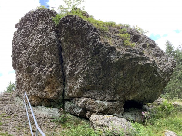 Velká skála. Na vrcholu mírně zarostlá. Částečně se zábradlím.